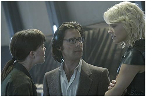 Specijalist za posade Cally Henderson Razgovarajući s Gaiusom Baltarom i brojem šest cilon - Battlestar Galactica 8x10 Fotografija
