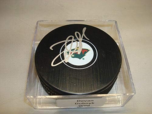 Devan Dubnik potpisao je Minnesota Divlji hokejaški pak s 1A-NHL Pakom s autogramom