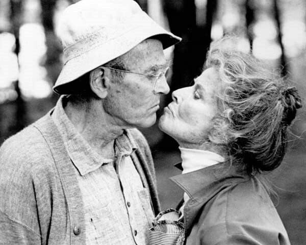 Na zlatnom ribnjaku Henry Fonda i Katharine Hepburn Pucker Up For Kiss 8x10 fotografija