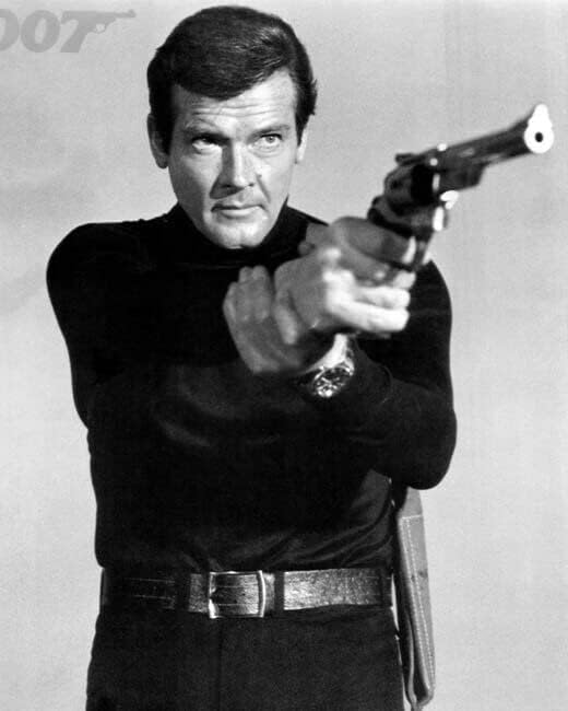 Roger Moore ikonski 007 stajalište pokazuje pištolj uživo i let die 5x7 fotografija